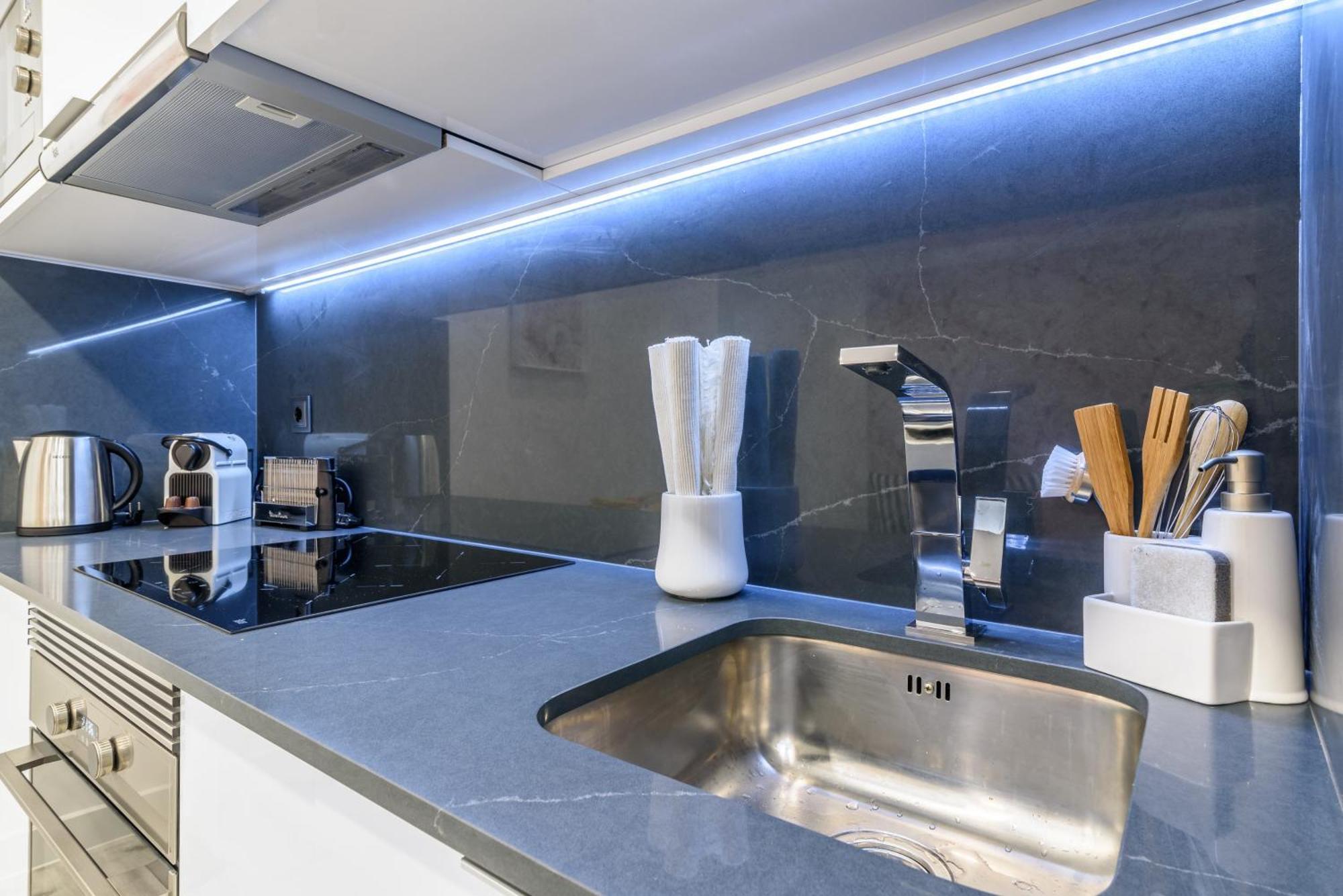 Whome City Chic Escape: Your Stylish Haven In Downtown Лиссабон Экстерьер фото
