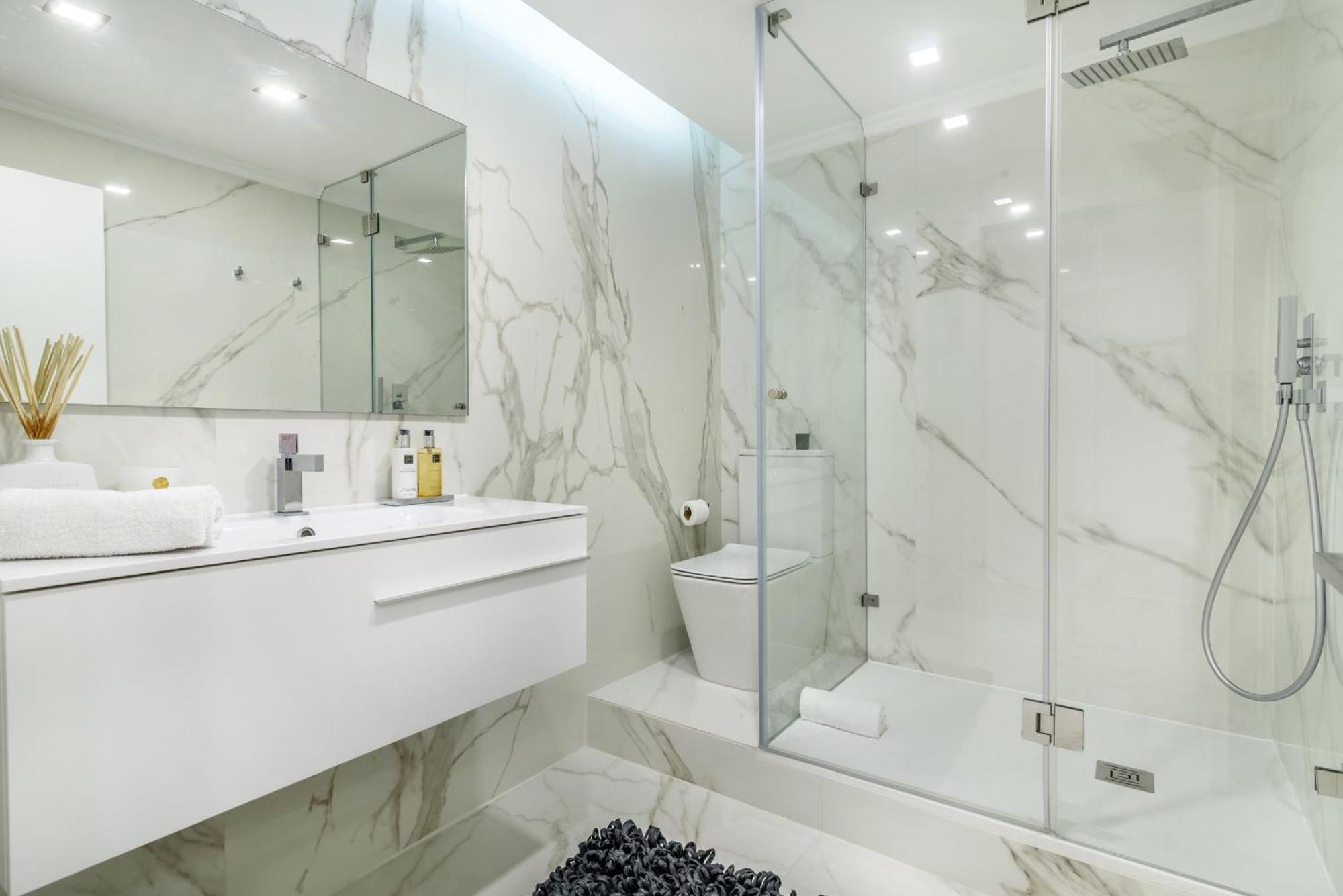 Whome City Chic Escape: Your Stylish Haven In Downtown Лиссабон Экстерьер фото
