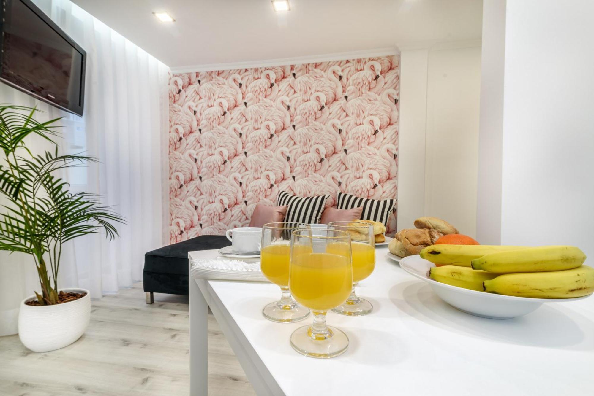 Whome City Chic Escape: Your Stylish Haven In Downtown Лиссабон Экстерьер фото
