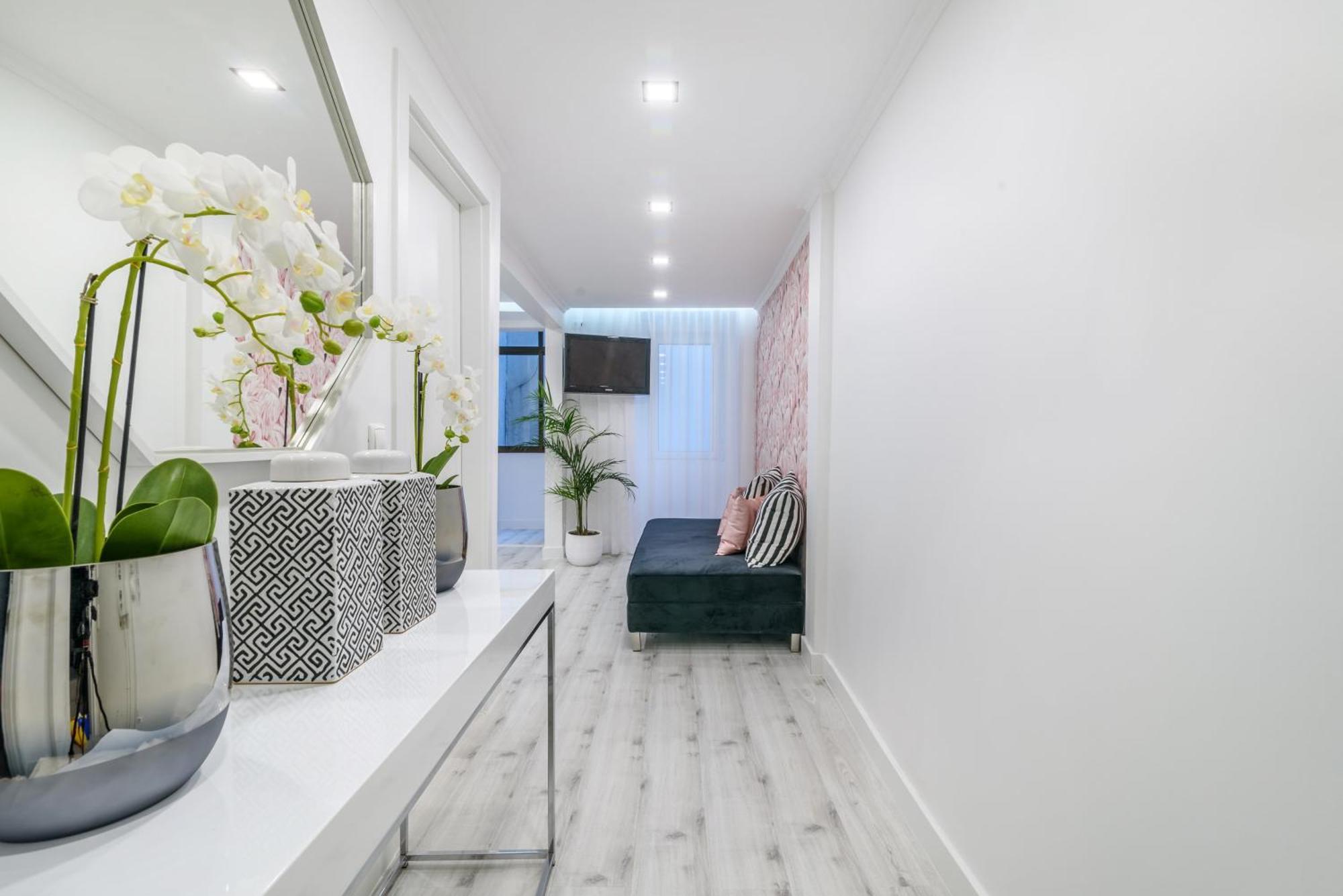 Whome City Chic Escape: Your Stylish Haven In Downtown Лиссабон Экстерьер фото