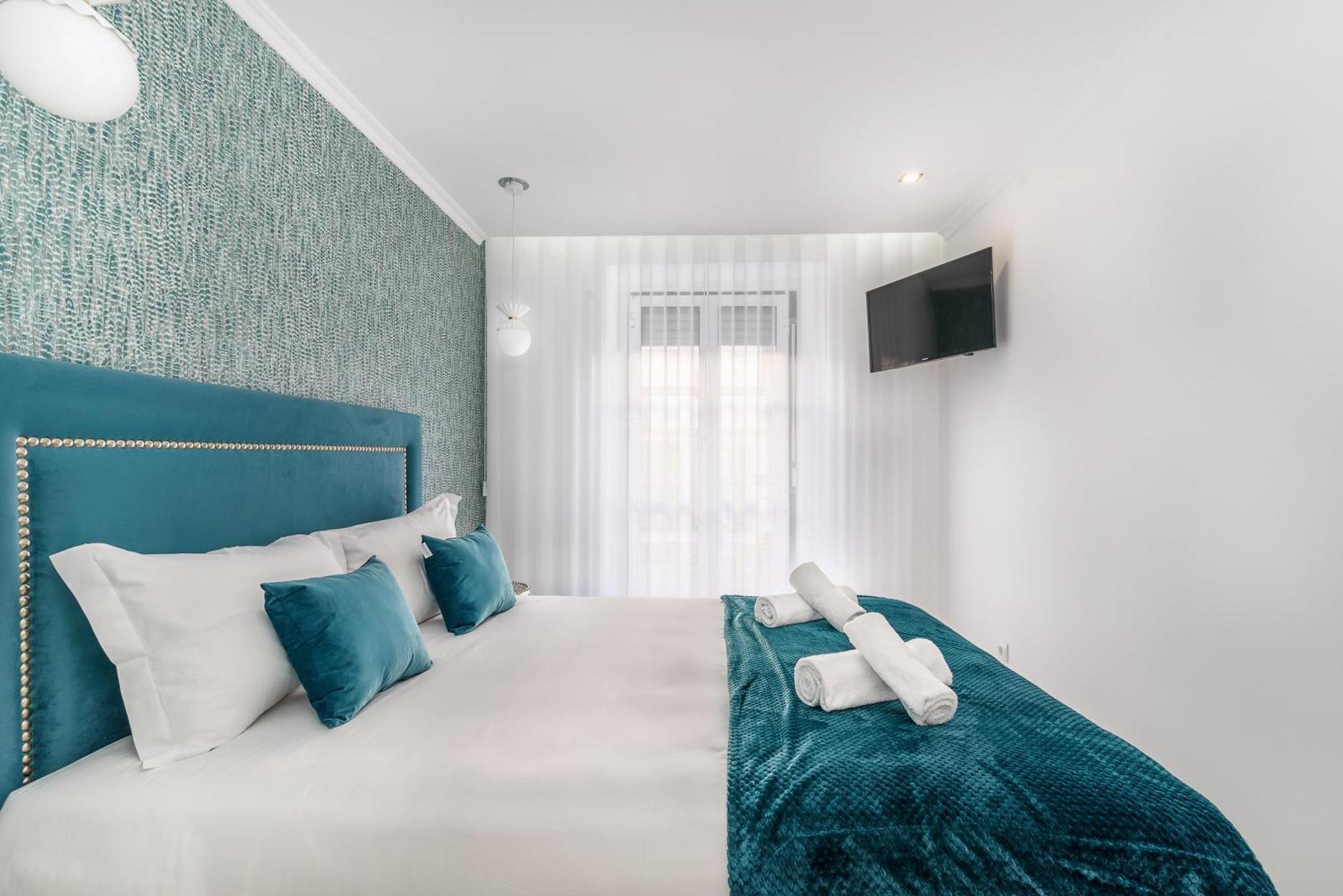 Whome City Chic Escape: Your Stylish Haven In Downtown Лиссабон Экстерьер фото
