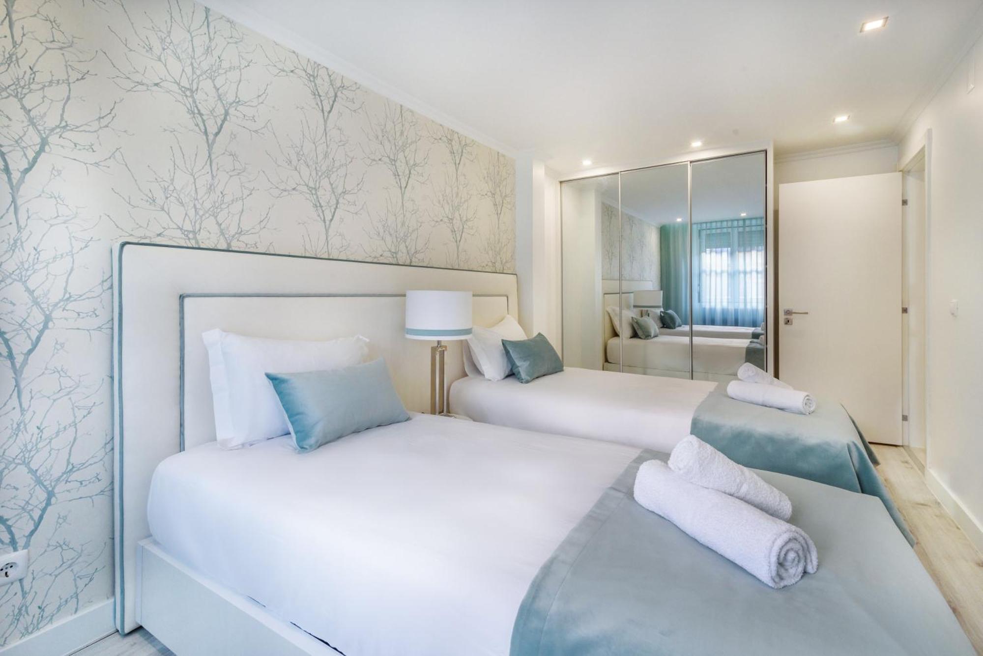 Whome City Chic Escape: Your Stylish Haven In Downtown Лиссабон Экстерьер фото