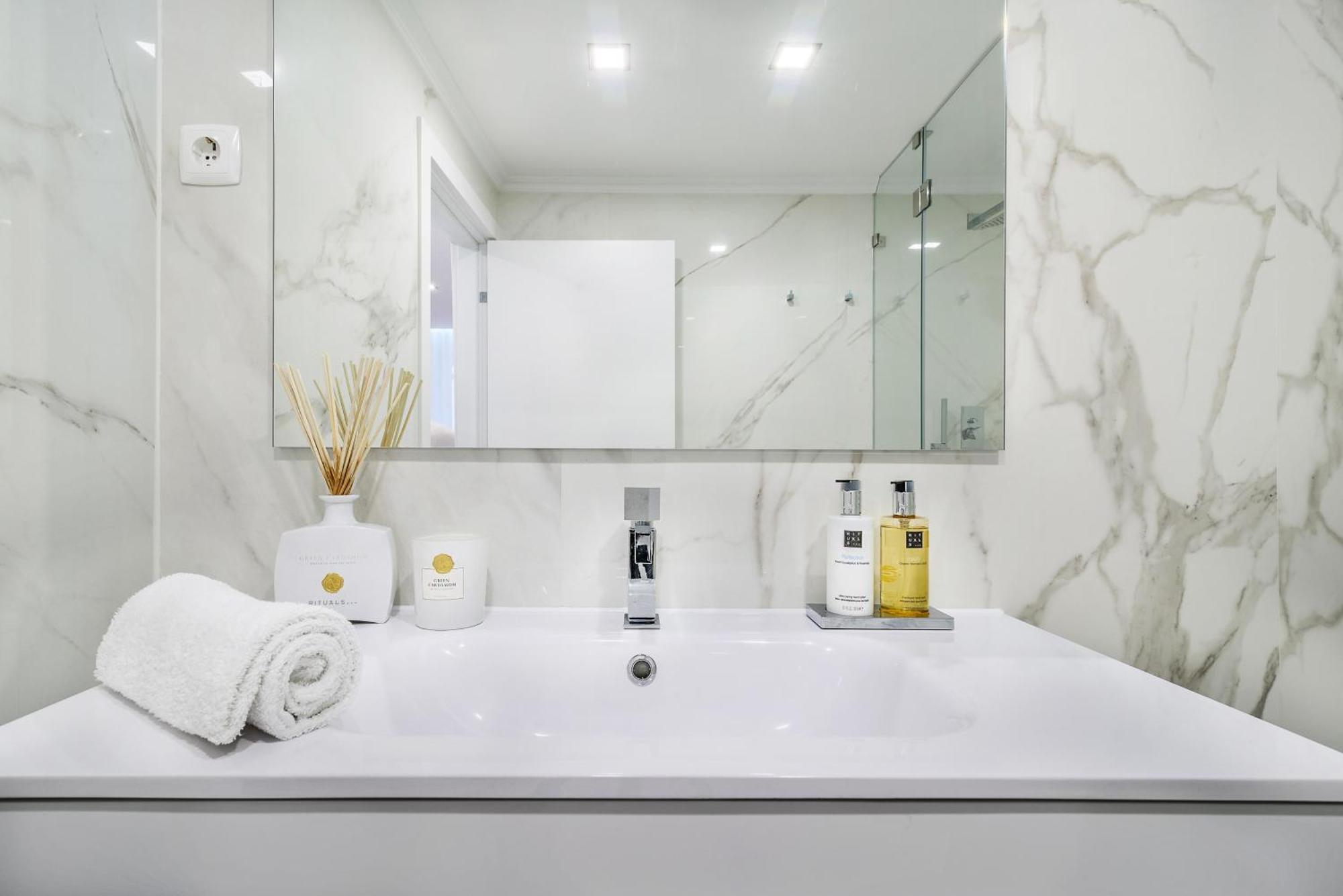 Whome City Chic Escape: Your Stylish Haven In Downtown Лиссабон Экстерьер фото
