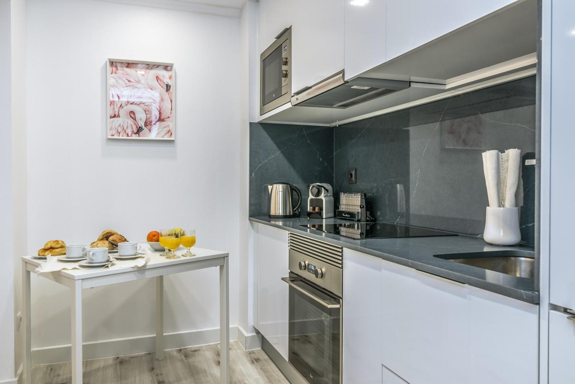Whome City Chic Escape: Your Stylish Haven In Downtown Лиссабон Экстерьер фото