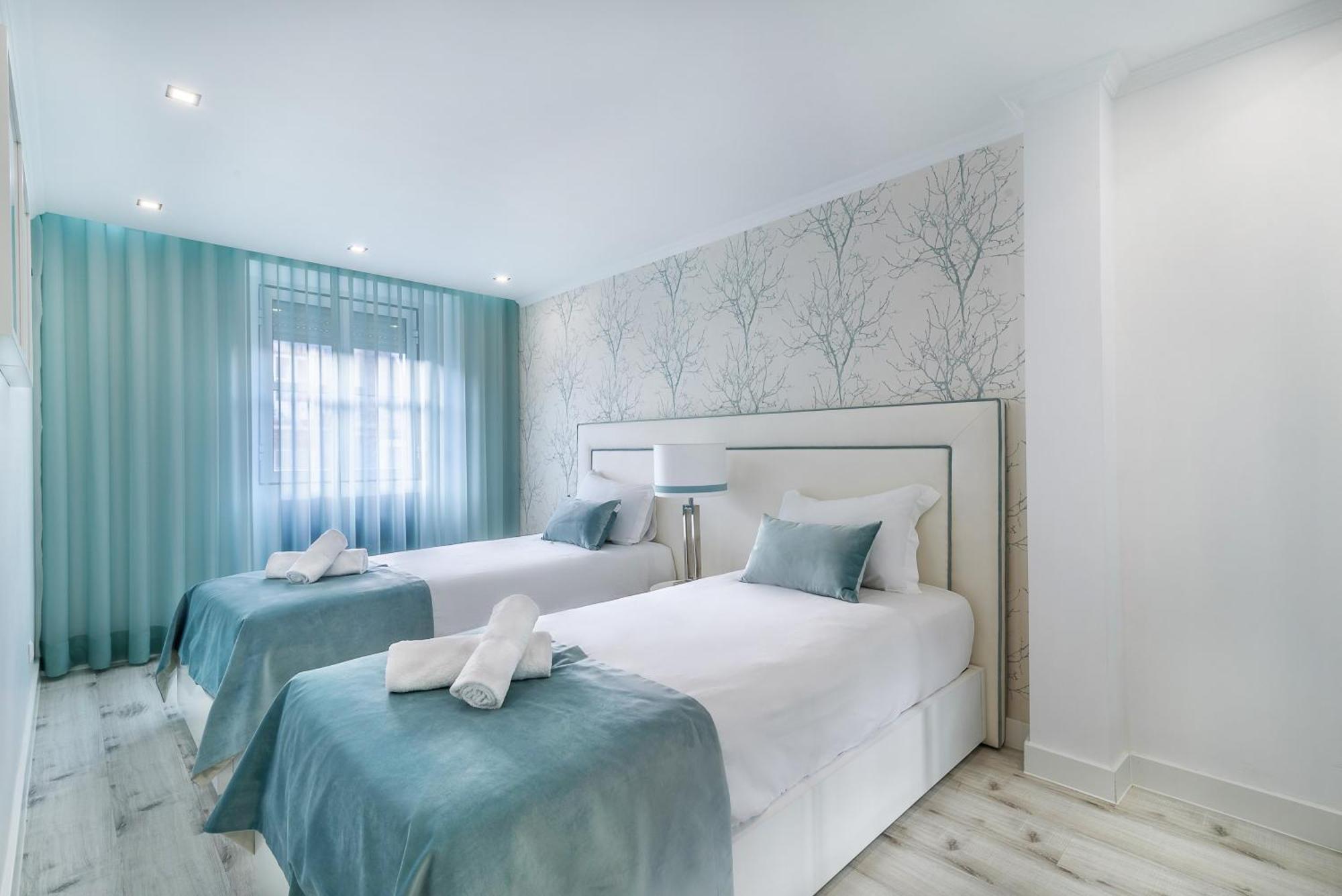 Whome City Chic Escape: Your Stylish Haven In Downtown Лиссабон Экстерьер фото