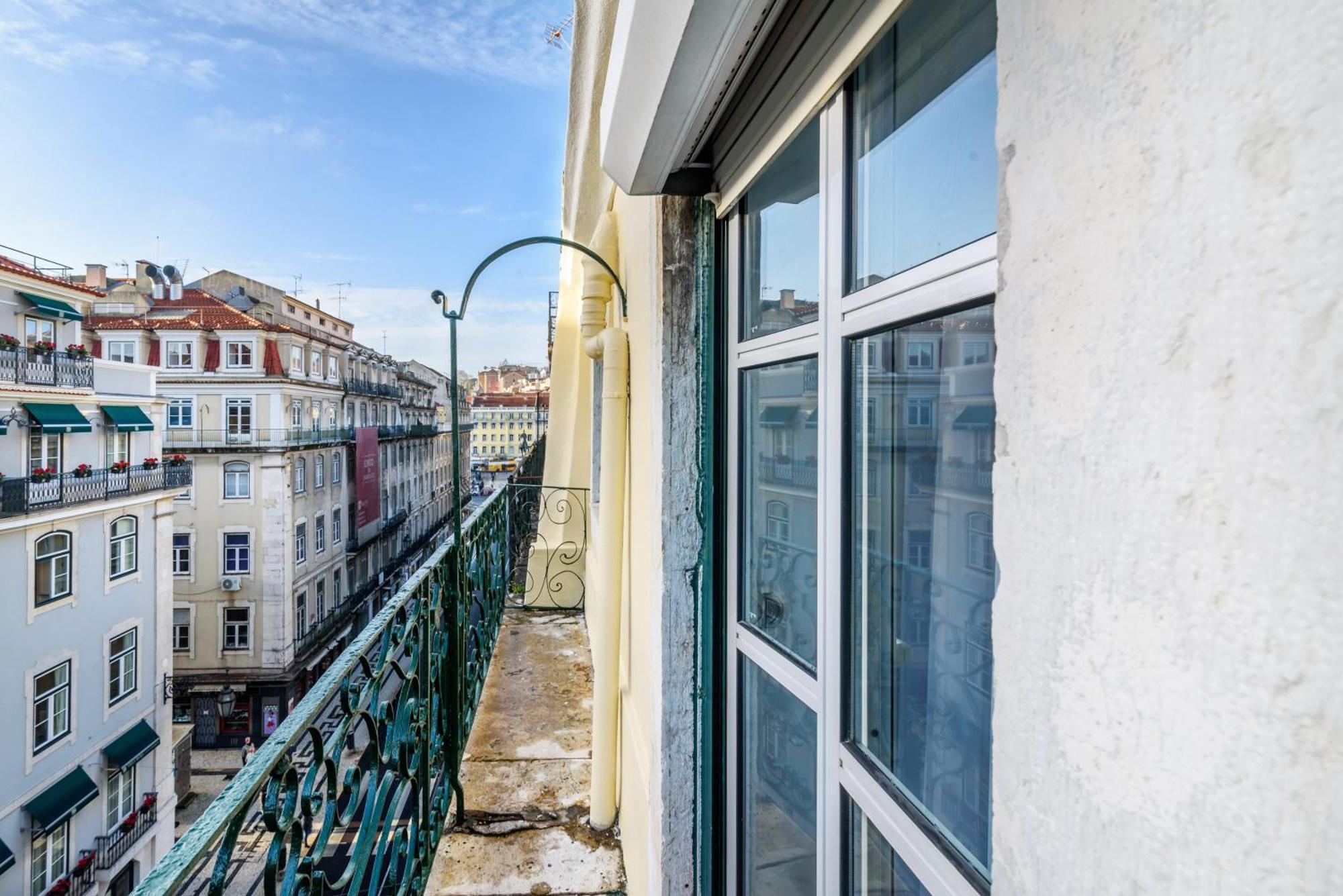 Whome City Chic Escape: Your Stylish Haven In Downtown Лиссабон Экстерьер фото