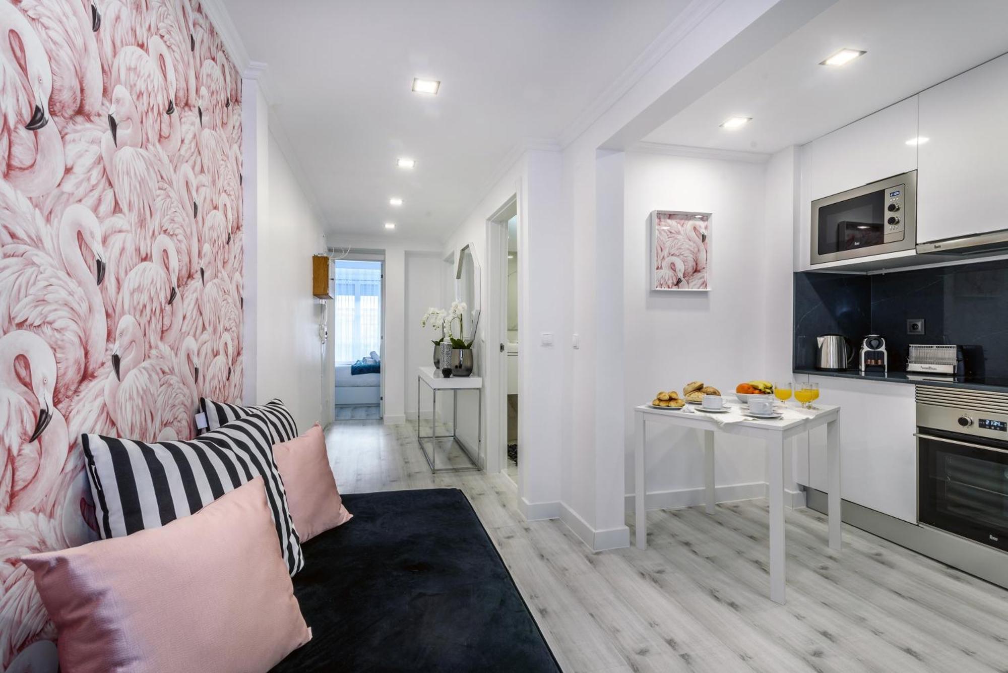 Whome City Chic Escape: Your Stylish Haven In Downtown Лиссабон Экстерьер фото