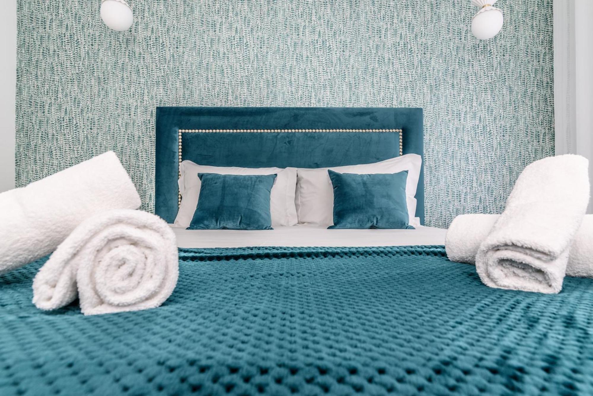 Whome City Chic Escape: Your Stylish Haven In Downtown Лиссабон Экстерьер фото
