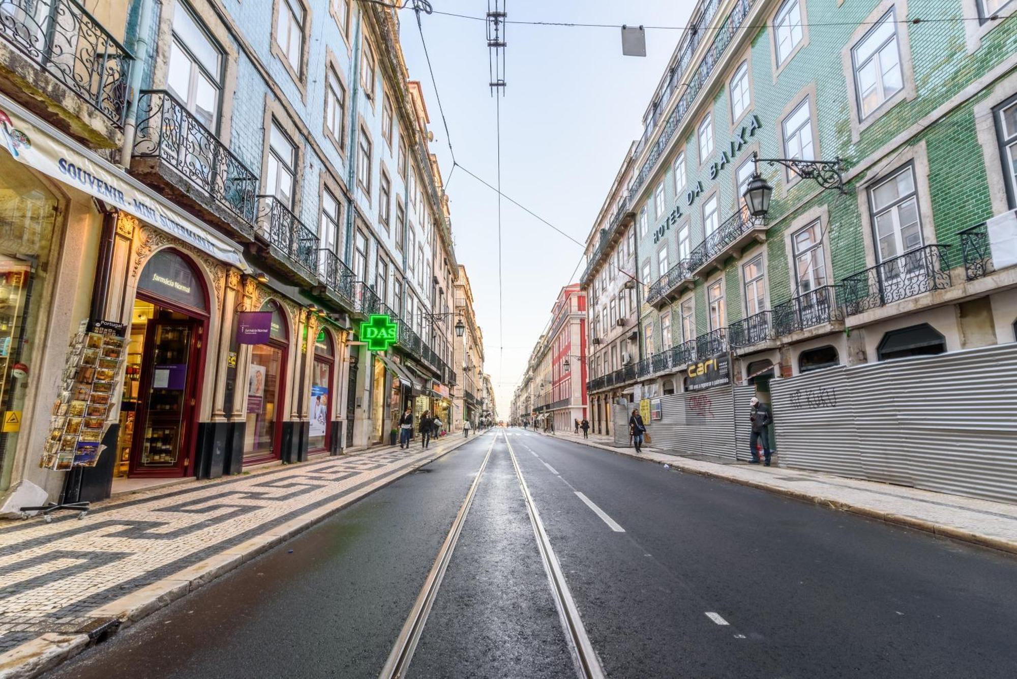 Whome City Chic Escape: Your Stylish Haven In Downtown Лиссабон Экстерьер фото