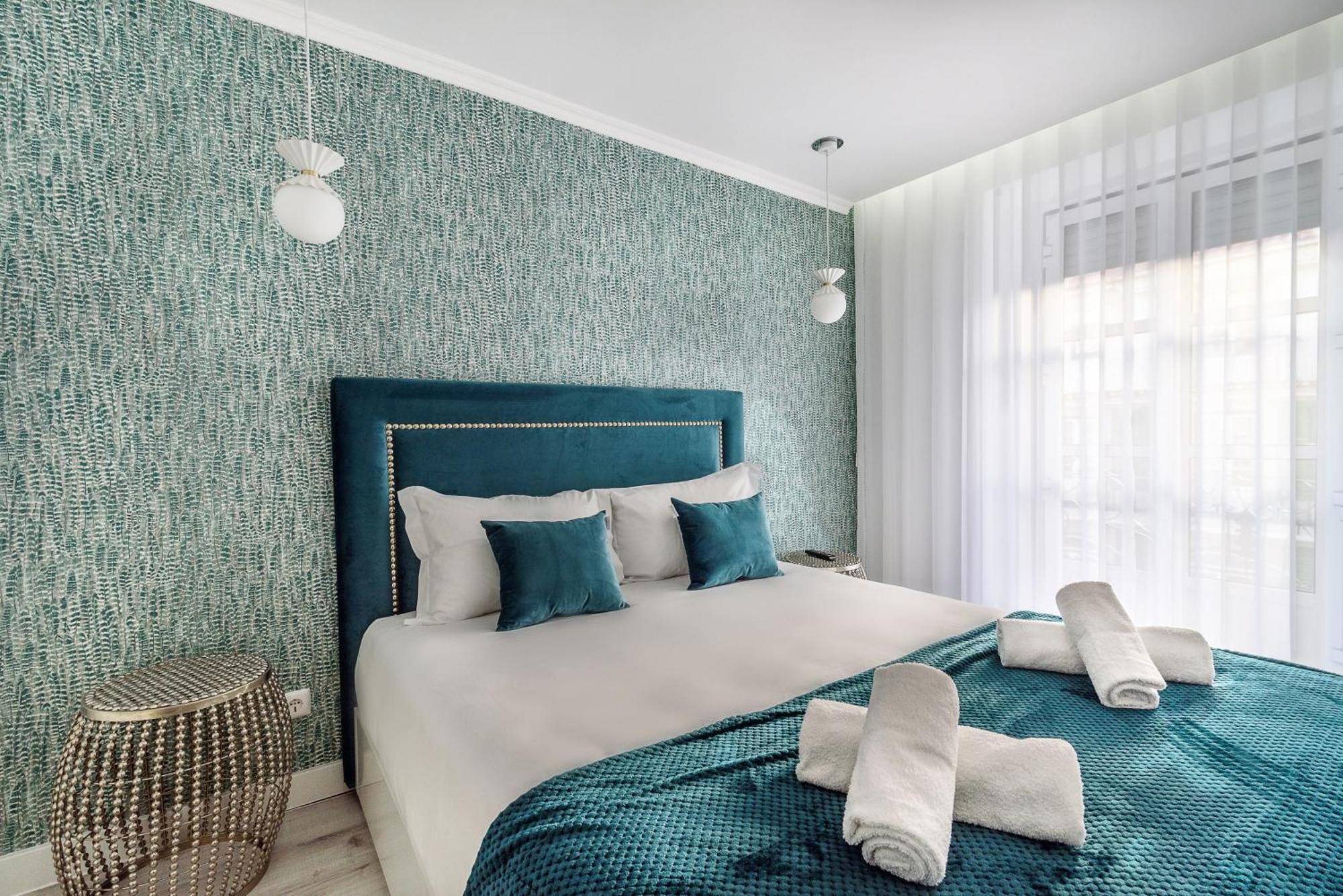 Whome City Chic Escape: Your Stylish Haven In Downtown Лиссабон Экстерьер фото