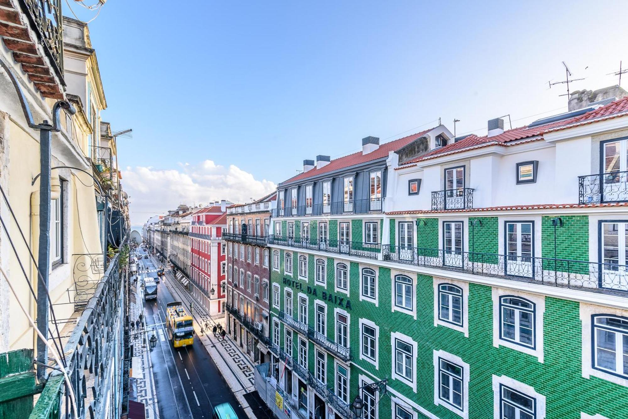 Whome City Chic Escape: Your Stylish Haven In Downtown Лиссабон Экстерьер фото